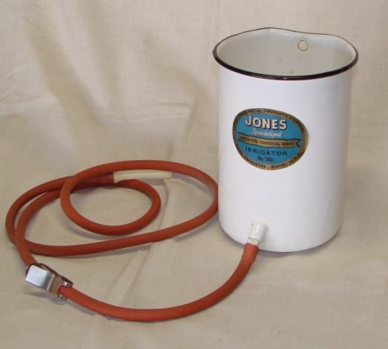 Most nabízí netradiční zážitek: sbírka 140 historických klystýrů