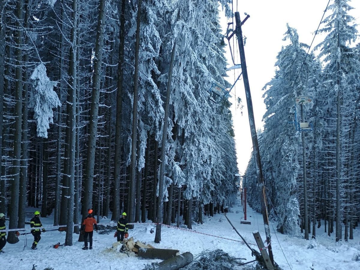 Na Kleti spadl strom na lanovku, těsně minul turisty