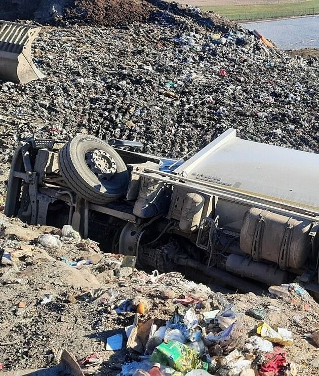 Smrt na skládce v Otíně, převrátil se popelářský vůz