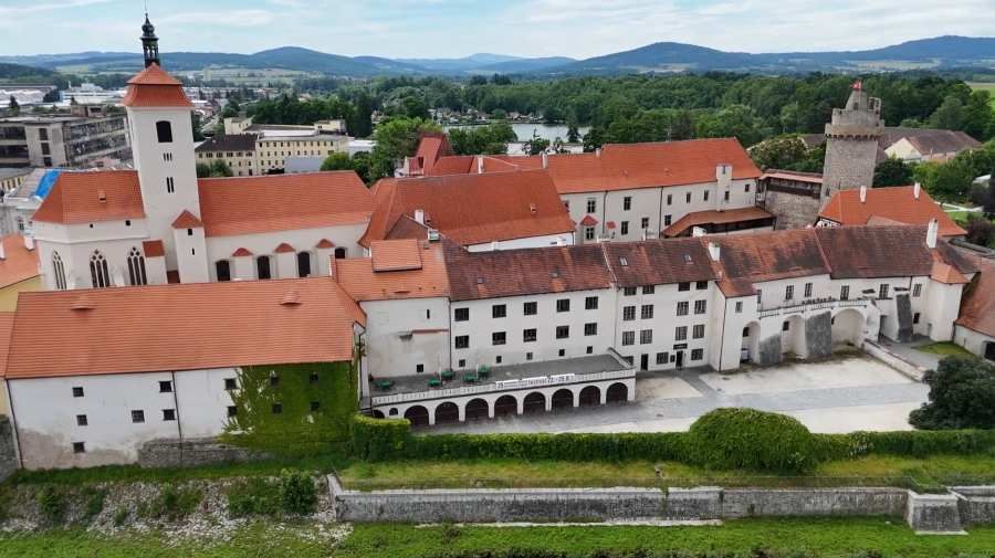Strakonické muzeum představilo zrestaurované gotické oltáře a legendární motocykl ČZ 350