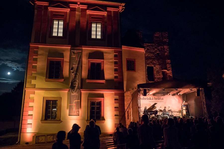 obrázek: Dobršská brána: Kontrabasové hvězdy na mezinárodním festivalu