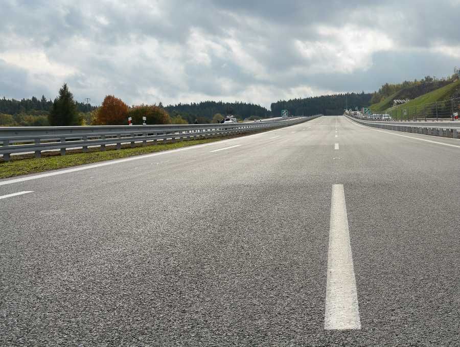 Levnější obchvat Českého Krumlova: Kraj volí trasu bez tunelu