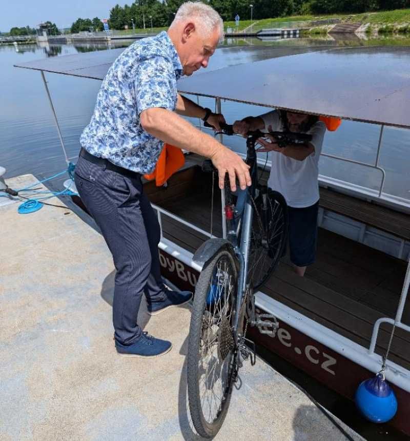 Nový přívoz pro cyklisty: Rychlá a pohodlná cesta do Hluboké nad Vltavou