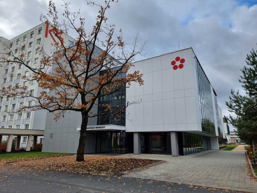 Jihočeská univerzita otevřela novou aulu s moderním televizním studiem