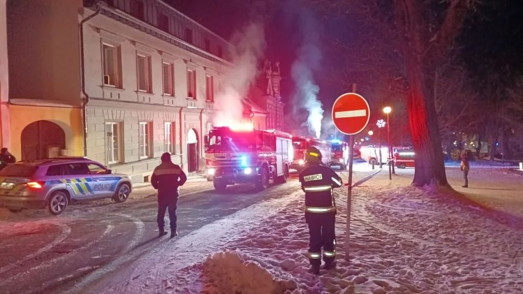 Požár sauny v Horní Plané zranil pět hasičů, skončili v nemocnici