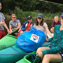 Vodáci, nadšení akcí Jedu vodu, berou odpad ve Vltavě útokem