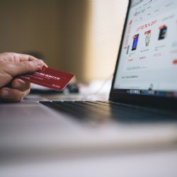 Téměř dvě třetiny Čechů si na e-shopech neukládá své platební údaje