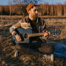 Jak se naučit hrát na kytaru?