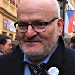 Daniel Herman provádí návštěvníky zámkem Hluboká