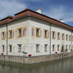 Kratochvíle zámek ožívá: Dobrovolníci a hasiči tvoří komunitní oázu