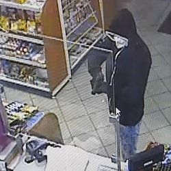 Přepadení čerpací stanice na Plzeňské - policie hledá podezřelého
