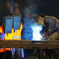 Velké firmy otevírají tréninková centra pro oživení zájmu o řemesla