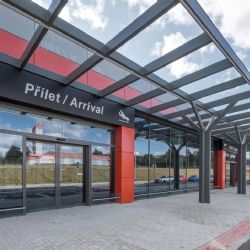 Na letiště bude přes Vltavu jezdit trolejbus