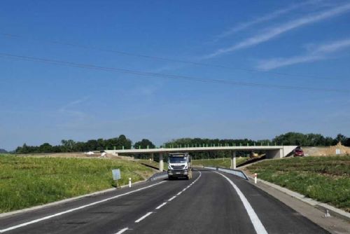 obrázek:Obchvat Lišova dokončen: 9,5 km nová silnice za miliardu korun přináší úlevu a bezpečnost