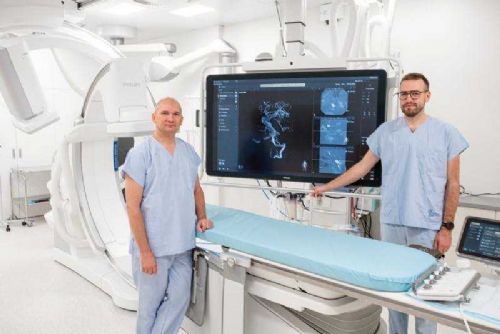 obrázek:Průlom v medicíně: Úspěšná implantace mozkové výztuže v Českých Budějovicích