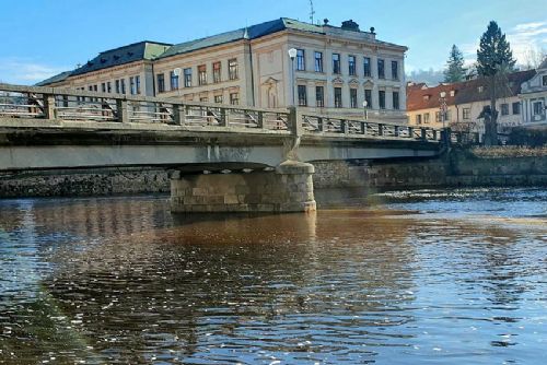 Foto: Benešův most v Krumlově uzavřen: doprava jinudy, rekonstrukce do května 2025