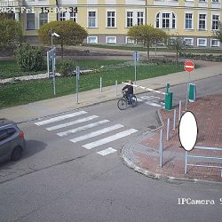 Senior na kole vyvrátil závoru a ujel
