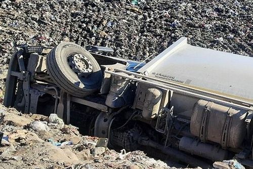 obrázek:Smrt na skládce v Otíně, převrátil se popelářský vůz