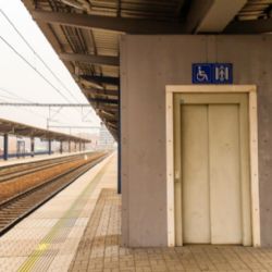 Bezbariérově přístupných nádraží na síti Správy železnic přibývá