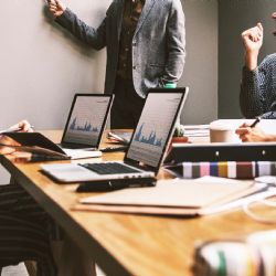 Poslanci schválili prodloužení lhůty na doložení odbornosti realitních podnikatelů až do konce roku