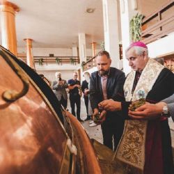Požehnaný ležák z pivovaru Budějovický Budvar opět podpoří Charitu