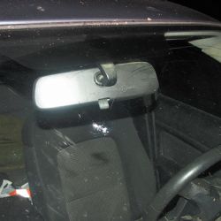 Polenem udeřil do čelního skla