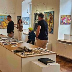 Hynek Fuka vystavuje pestrobarevné obrazy na Hluboké