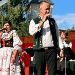 „Lomnice nad Lužnicí ožívá dechovou hudbou: pestrý program a kulinářské zážitky“