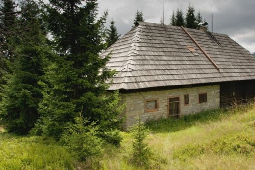 Foto: Roklanská chata na Šumavě se bourat nebude, čeká ji konzervace