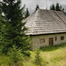 Roklanská chata na Šumavě se bourat nebude, čeká ji konzervace