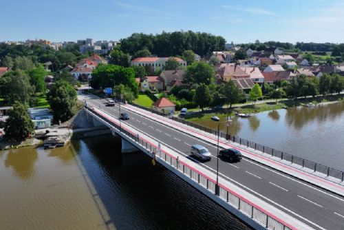 Foto: V Týně nad Vltavou otevřen nový most za 230 milionů!