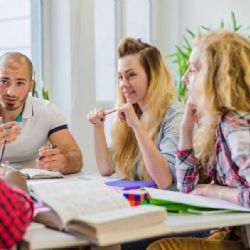 Belgický student a Francouz se v Českých Budějovicích učí česky: jazykový kurz zaměřený na gramatiku a kulturu