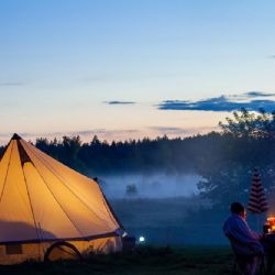 Glamping na jihu Čech: Luxusní ubytování v přírodě láká stále více lidí