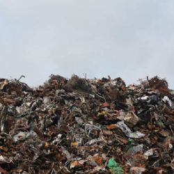 Nebezpečná skládka ohrožuje šumavské vody – pokuta problém neřeší