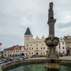 Obnova kašny na Žižkově náměstí: Praskliny a barevné opravy za 335 tisíc