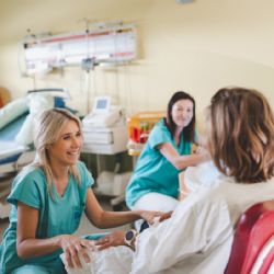 Porodnice ČB posiluje roli porodních asistentek pro lepší péči