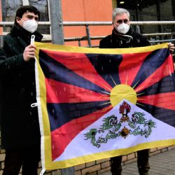 Náměstci Talíř a Klíma vyvěsili před budovou Krajského úřadu Jihočeského kraje tibetskou vlajku