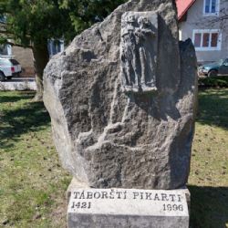 Pomníku pikartů v Klokotech prošel obnovou