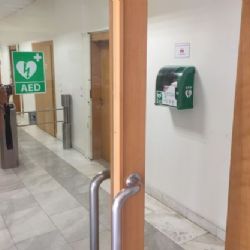 Externí defibrilátor je připraven k záchraně života i ve vestibulu hlavní budovy krajského úřadu