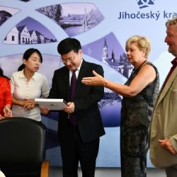 Hejtmanka Stráská přivítala na kraji delegaci z čínského města Donghai a vyslechla si zajímavou nabídku
