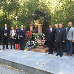 Pavel Hroch položil věnec u Pomníku československým legionářům v Jekatěrinburgu