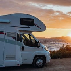 S vlastním obytným vozem bude každá vaše dovolená plná dobrodružství. V Plzni na vás čekají obytňáky, které budete milovat více, než svůj domov