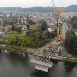 Stavba mostu v Týně nad Vltavou pokračuje montáží nosníků